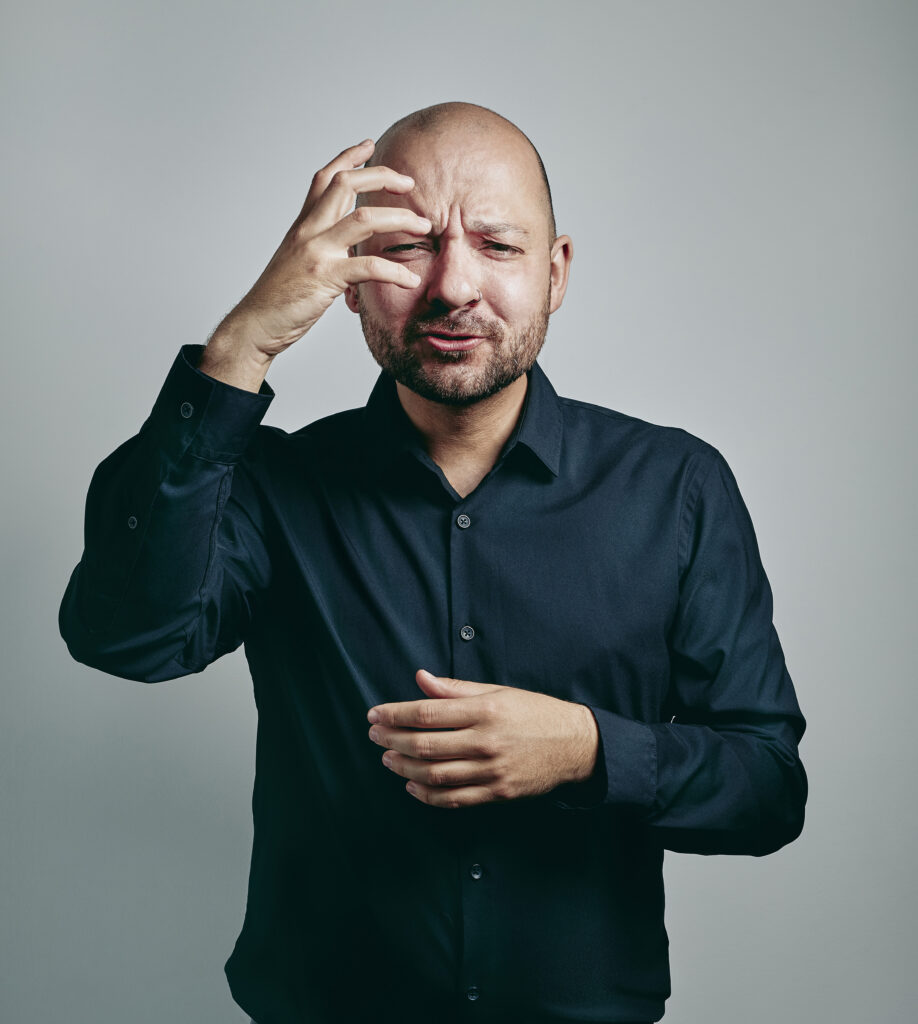 Benedikt J. Sequeira Gerardo während der Produktion von einem Gebärdensprachvideo