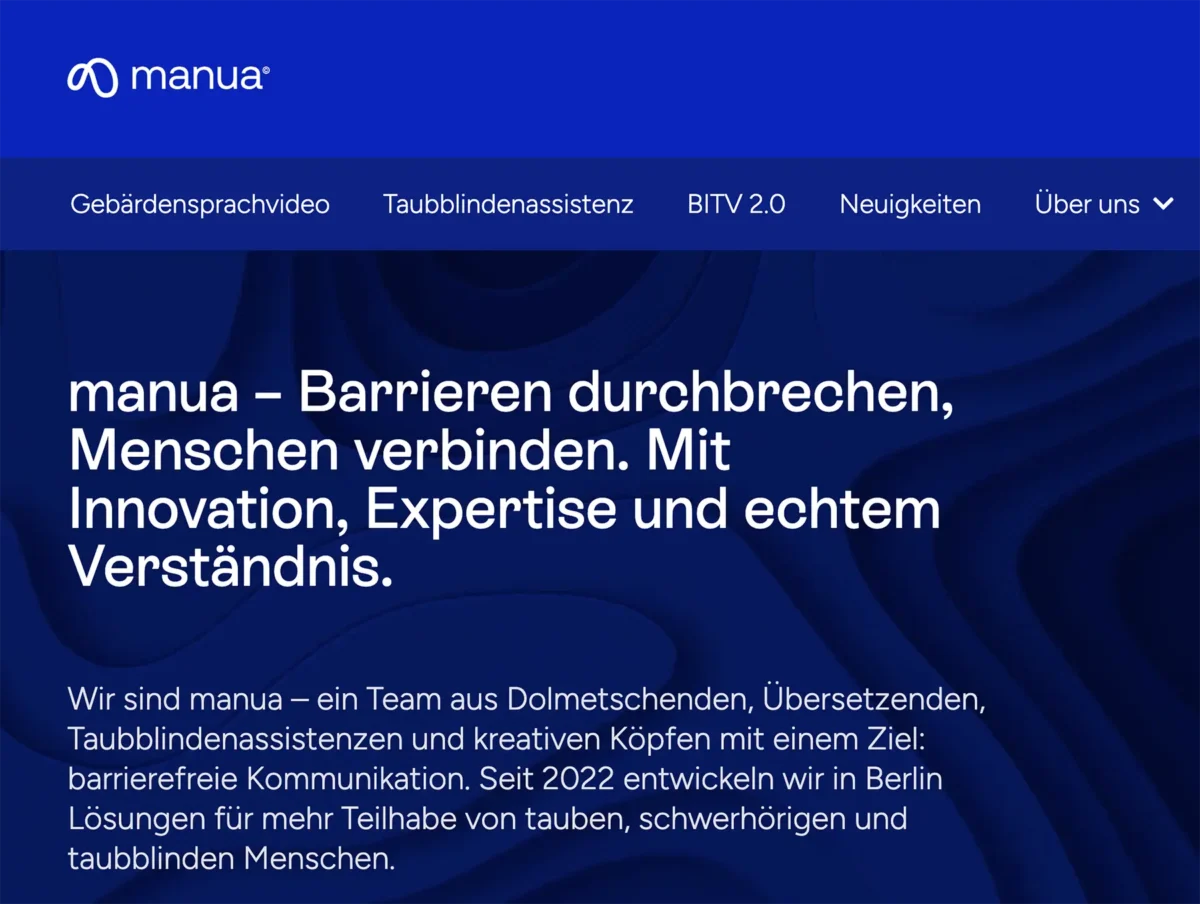 Screenshot der Manua-Website mit Navigation, Headline und einem kurzen Einleitungstext auf dunkelblauem Hintergrund.