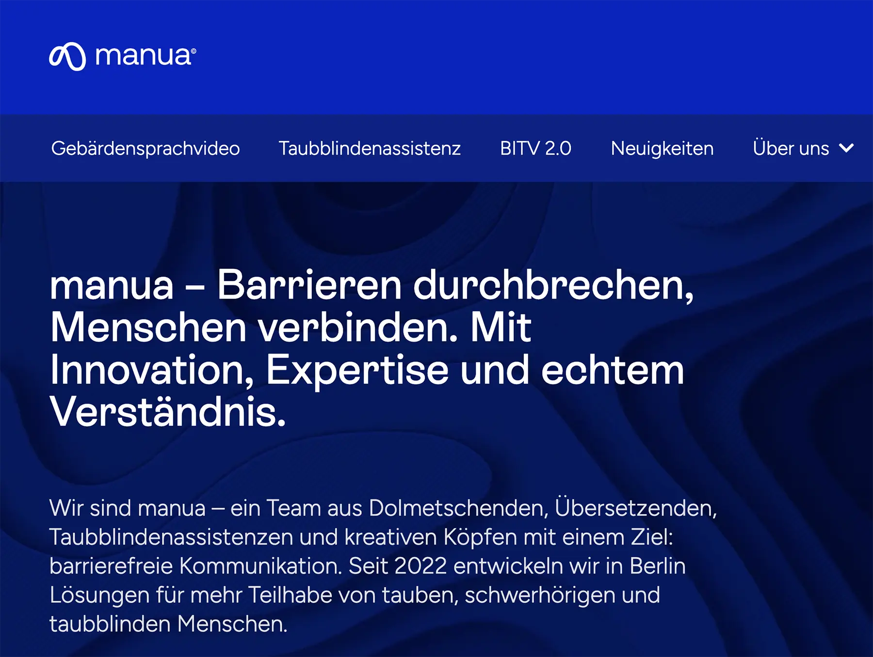 Screenshot der Manua-Website mit Navigation, Headline und einem kurzen Einleitungstext auf dunkelblauem Hintergrund.